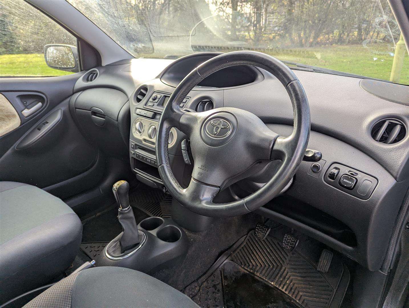 <p>TOYOTA YARIS PICK UP</p>