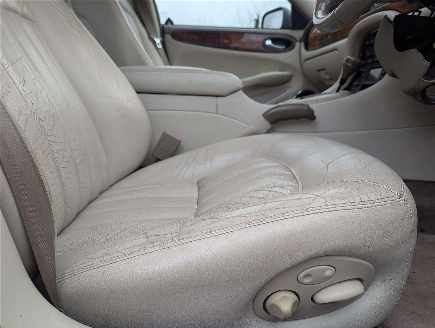 <p>2000 JAGUAR XJ8 AUTO</p>