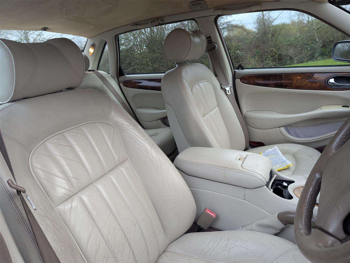 <p>2000 JAGUAR XJ8 AUTO</p>