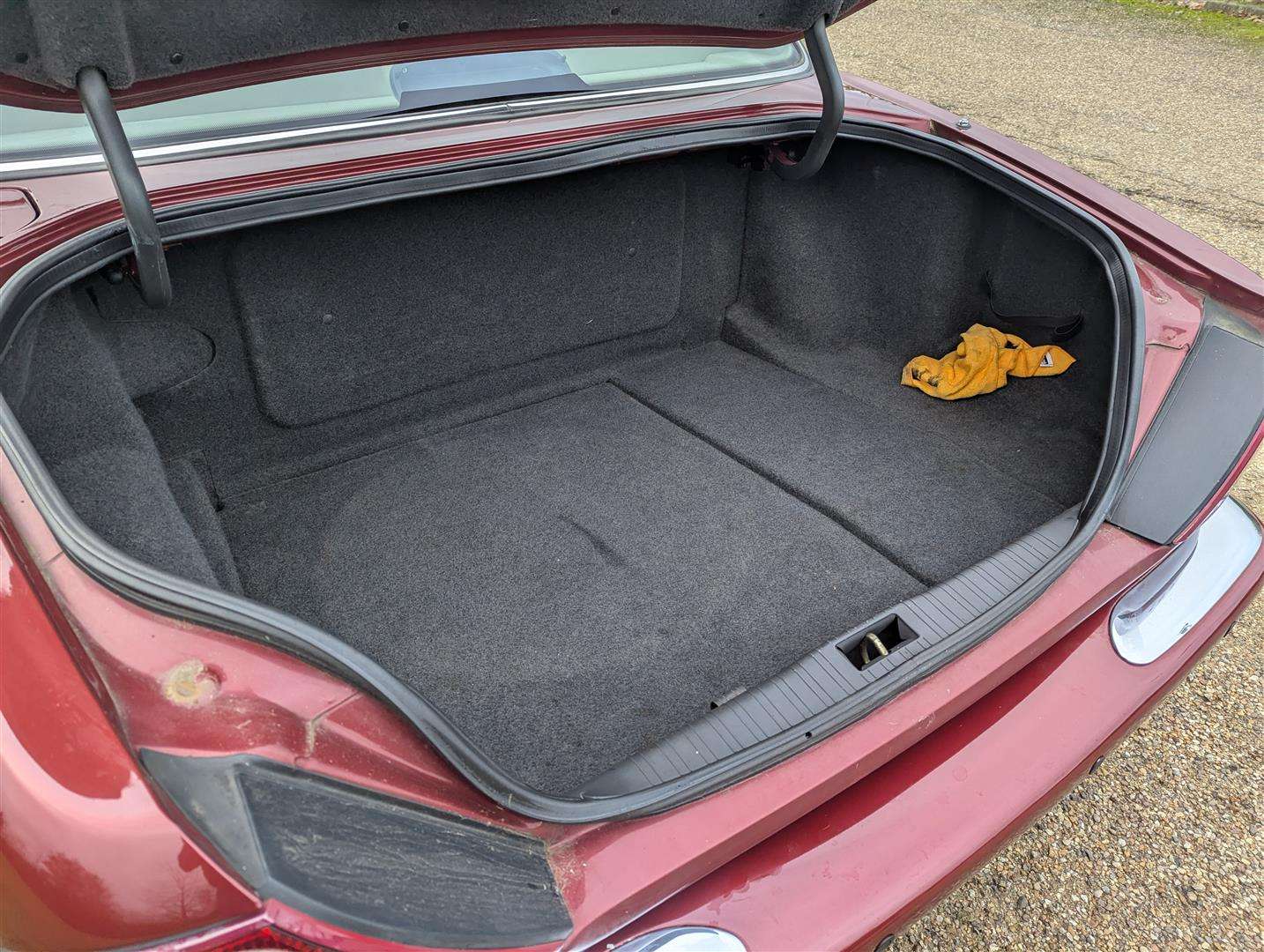 <p>2000 JAGUAR XJ8 AUTO</p>