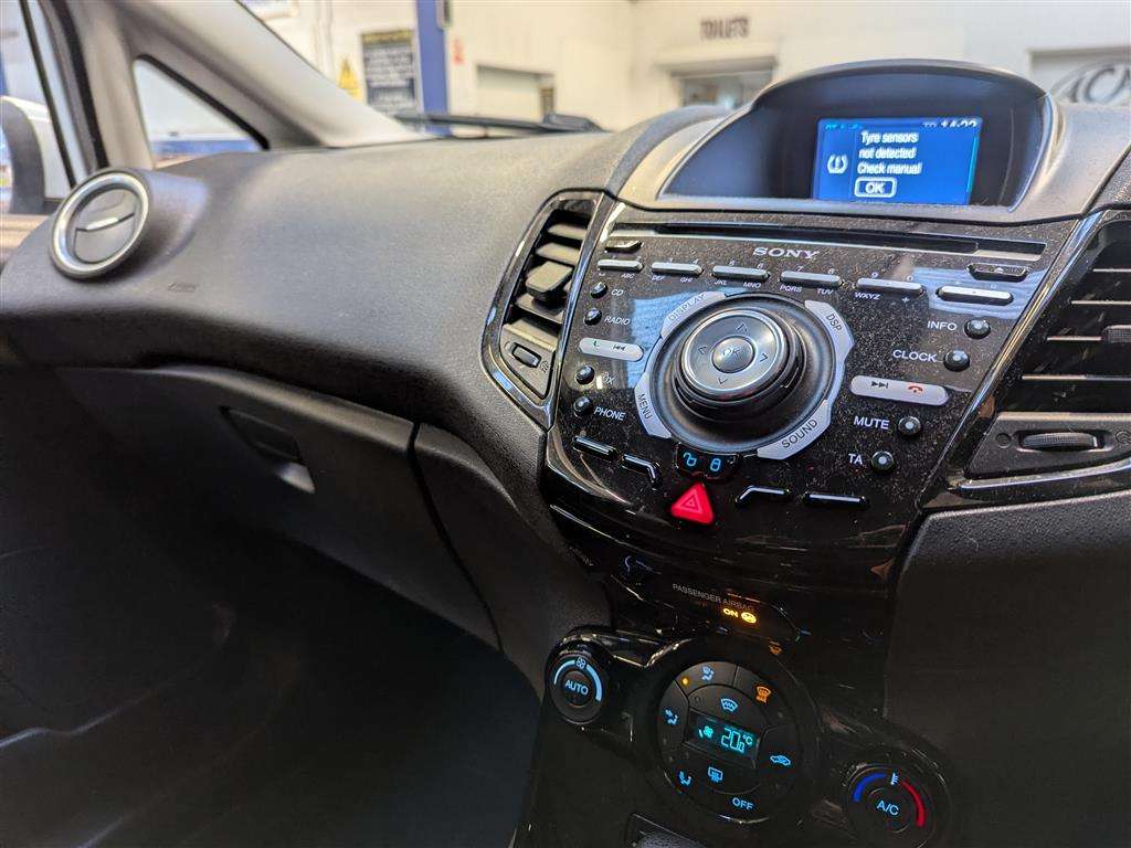 <p>2016 FORD FIESTA TITANIUM AUTO</p>