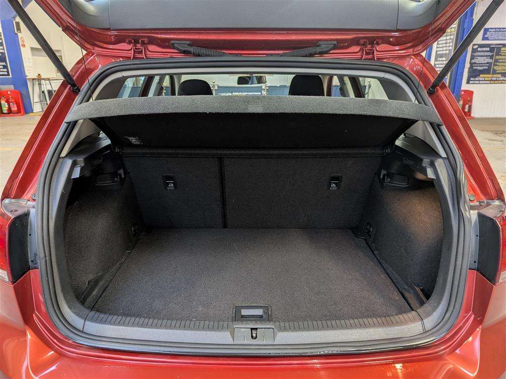 <p>2013 VOLKSWAGEN GOLF S BLUEMOTION TECH TD</p>