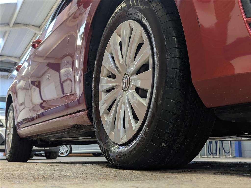 <p>2013 VOLKSWAGEN GOLF S BLUEMOTION TECH TD</p>