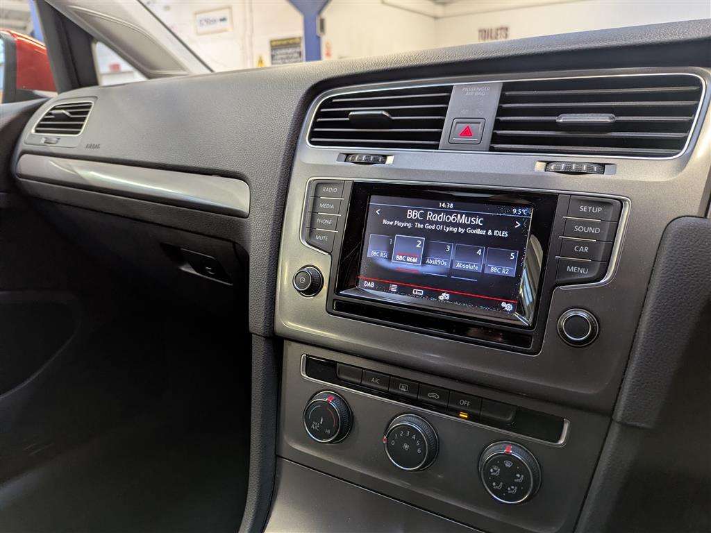 <p>2013 VOLKSWAGEN GOLF S BLUEMOTION TECH TD</p>