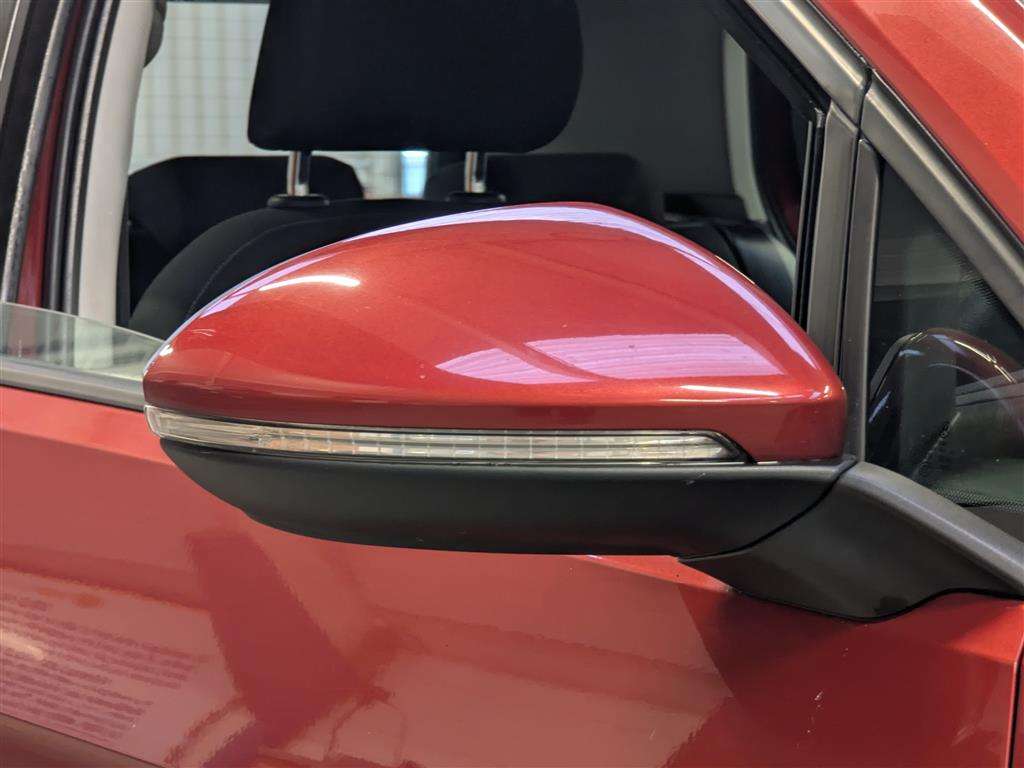 <p>2013 VOLKSWAGEN GOLF S BLUEMOTION TECH TD</p>