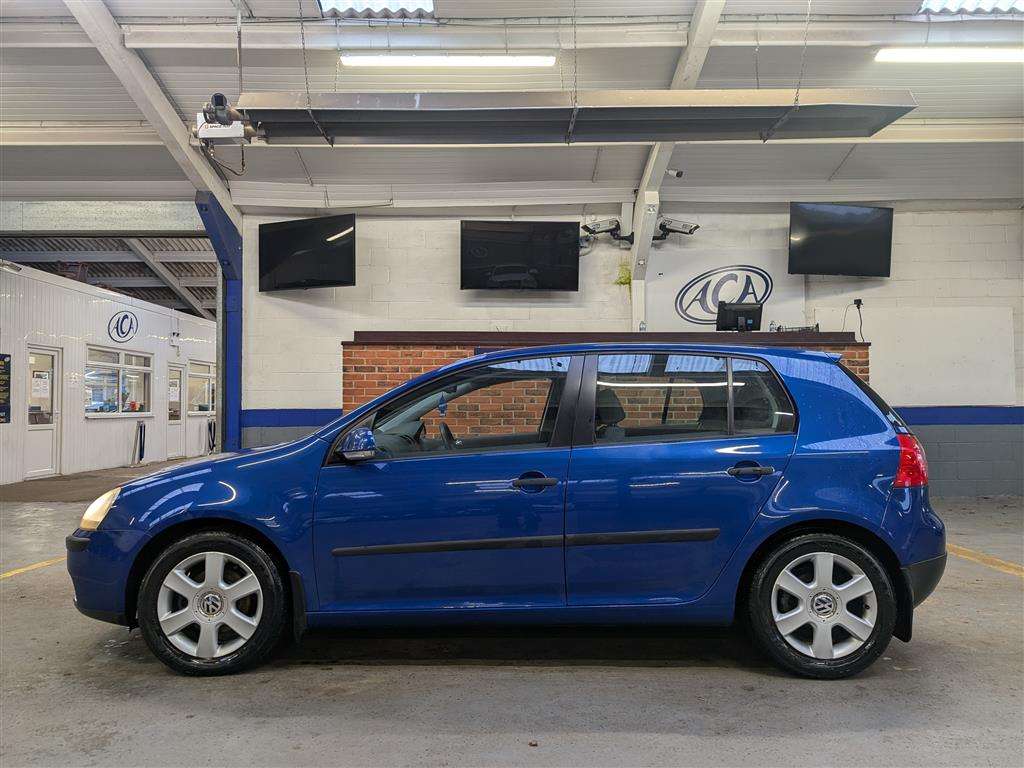 <p>2004 VOLKSWAGEN GOLF FSI SE</p>