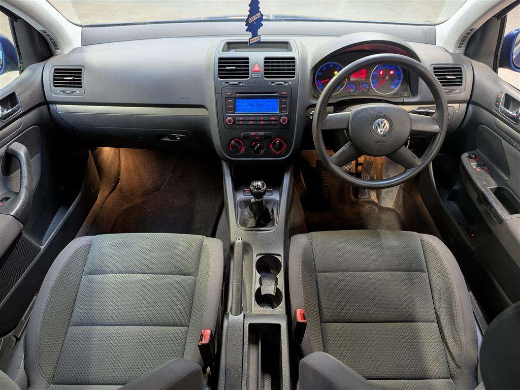 <p>2004 VOLKSWAGEN GOLF FSI SE</p>