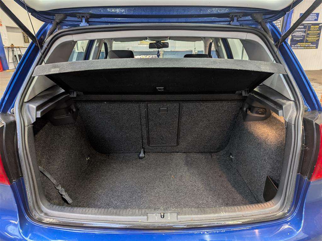 <p>2004 VOLKSWAGEN GOLF FSI SE</p>