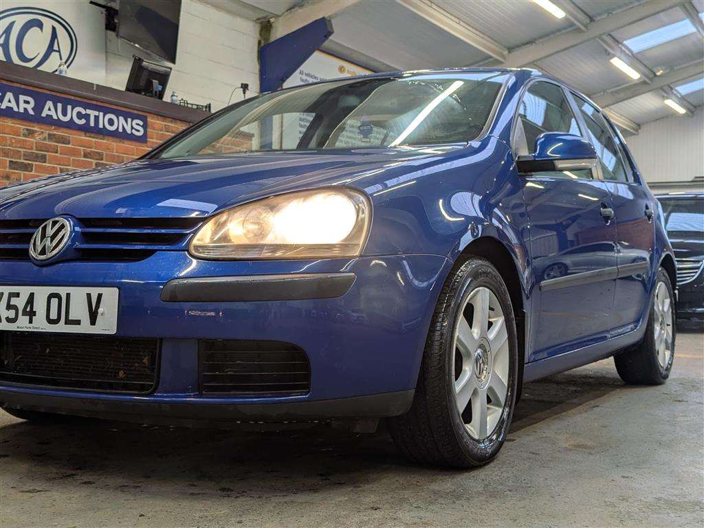 <p>2004 VOLKSWAGEN GOLF FSI SE</p>