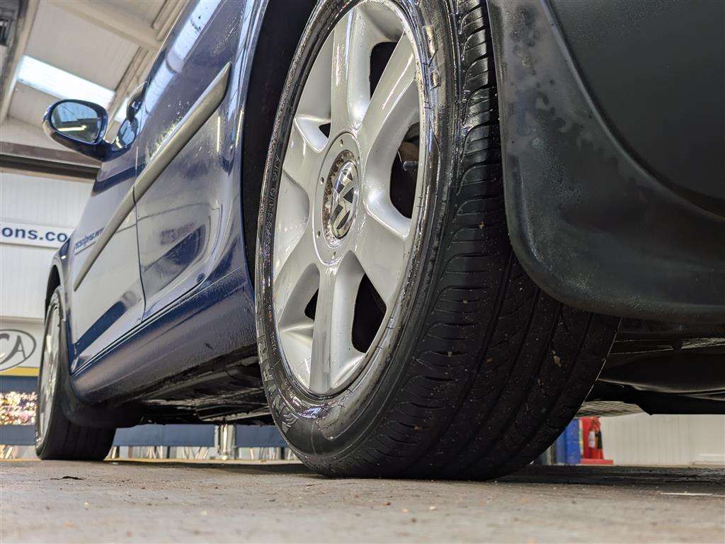 <p>2004 VOLKSWAGEN GOLF FSI SE</p>