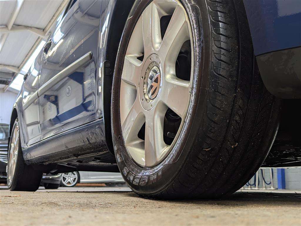 <p>2004 VOLKSWAGEN GOLF FSI SE</p>