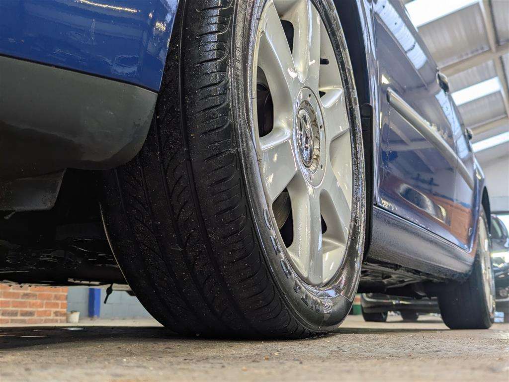 <p>2004 VOLKSWAGEN GOLF FSI SE</p>