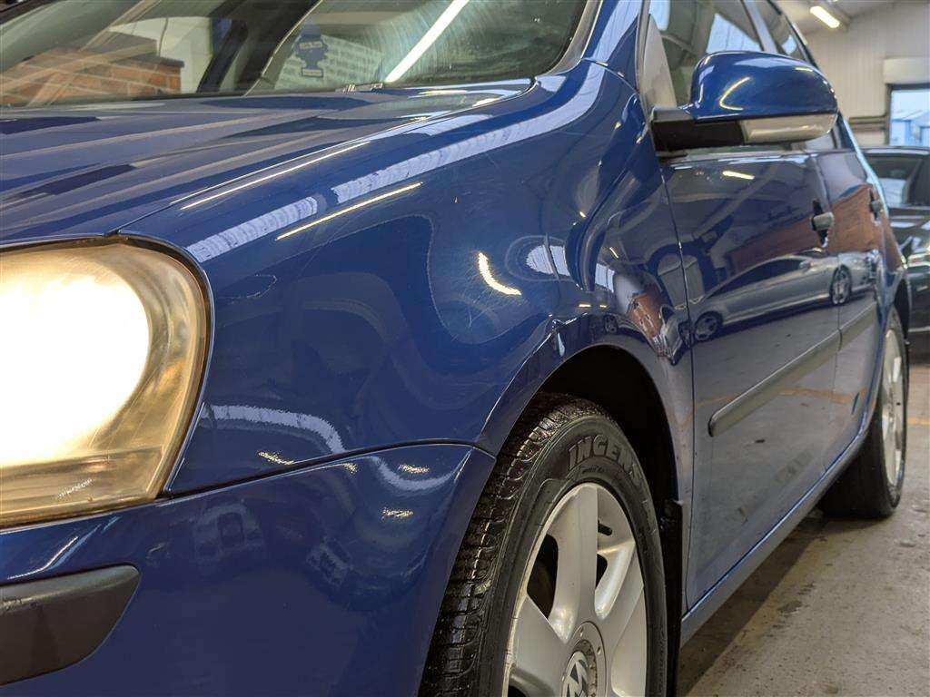 <p>2004 VOLKSWAGEN GOLF FSI SE</p>