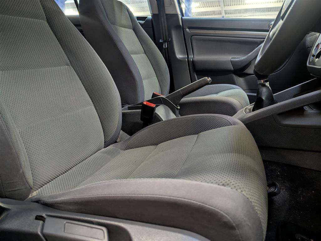 <p>2004 VOLKSWAGEN GOLF FSI SE</p>