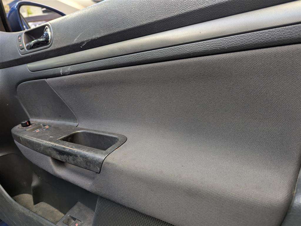 <p>2004 VOLKSWAGEN GOLF FSI SE</p>