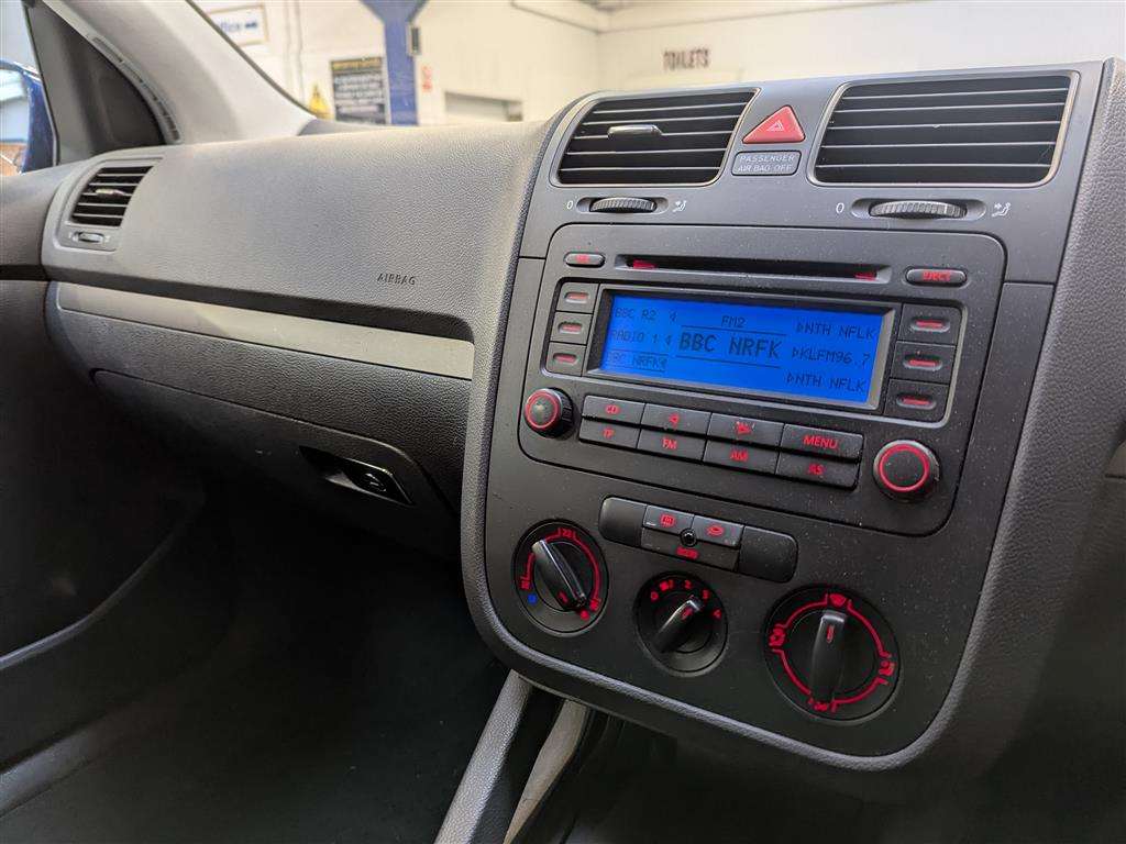 <p>2004 VOLKSWAGEN GOLF FSI SE</p>