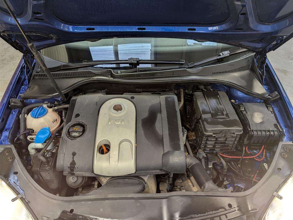 <p>2004 VOLKSWAGEN GOLF FSI SE</p>