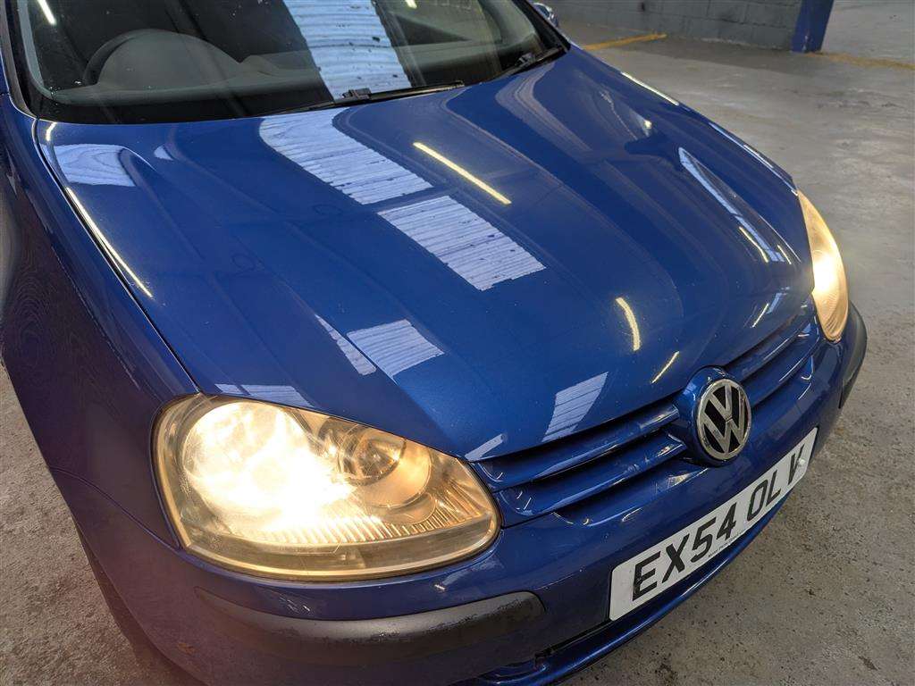 <p>2004 VOLKSWAGEN GOLF FSI SE</p>