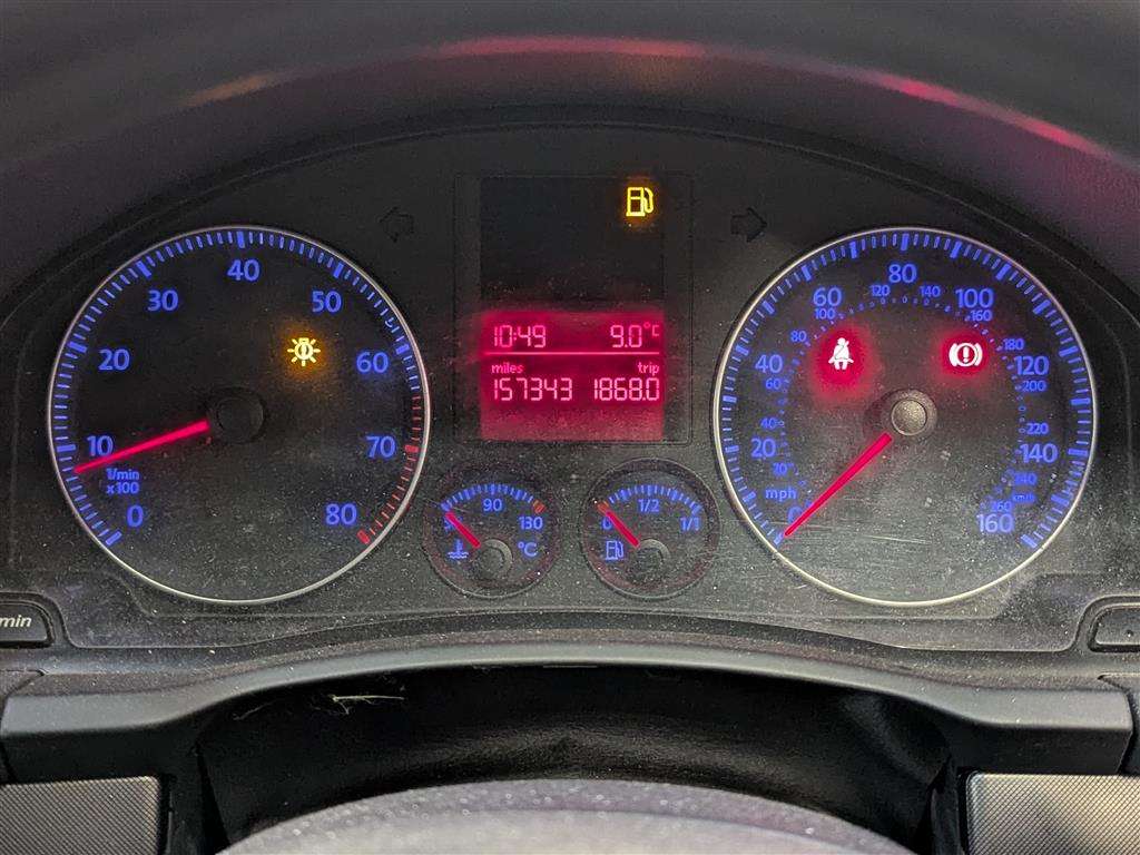 <p>2004 VOLKSWAGEN GOLF FSI SE</p>