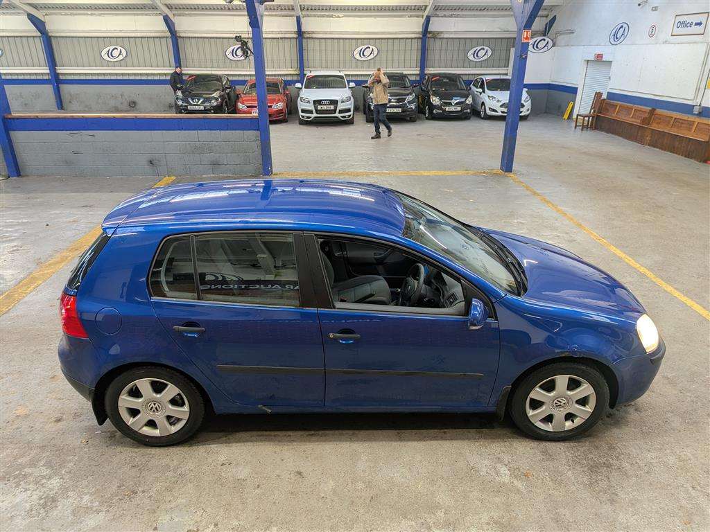 <p>2004 VOLKSWAGEN GOLF FSI SE</p>