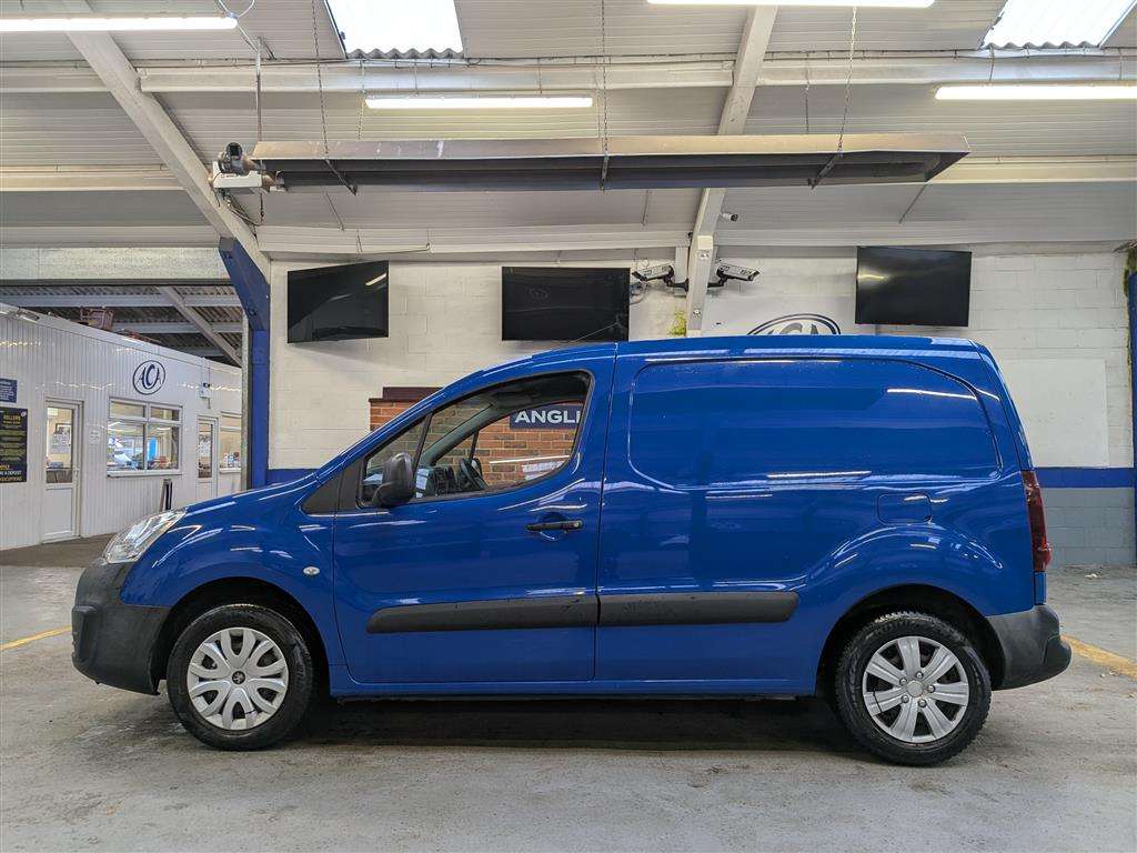 <p>2017 PEUGEOT PARTNER S L1 BLUE HDI</p>