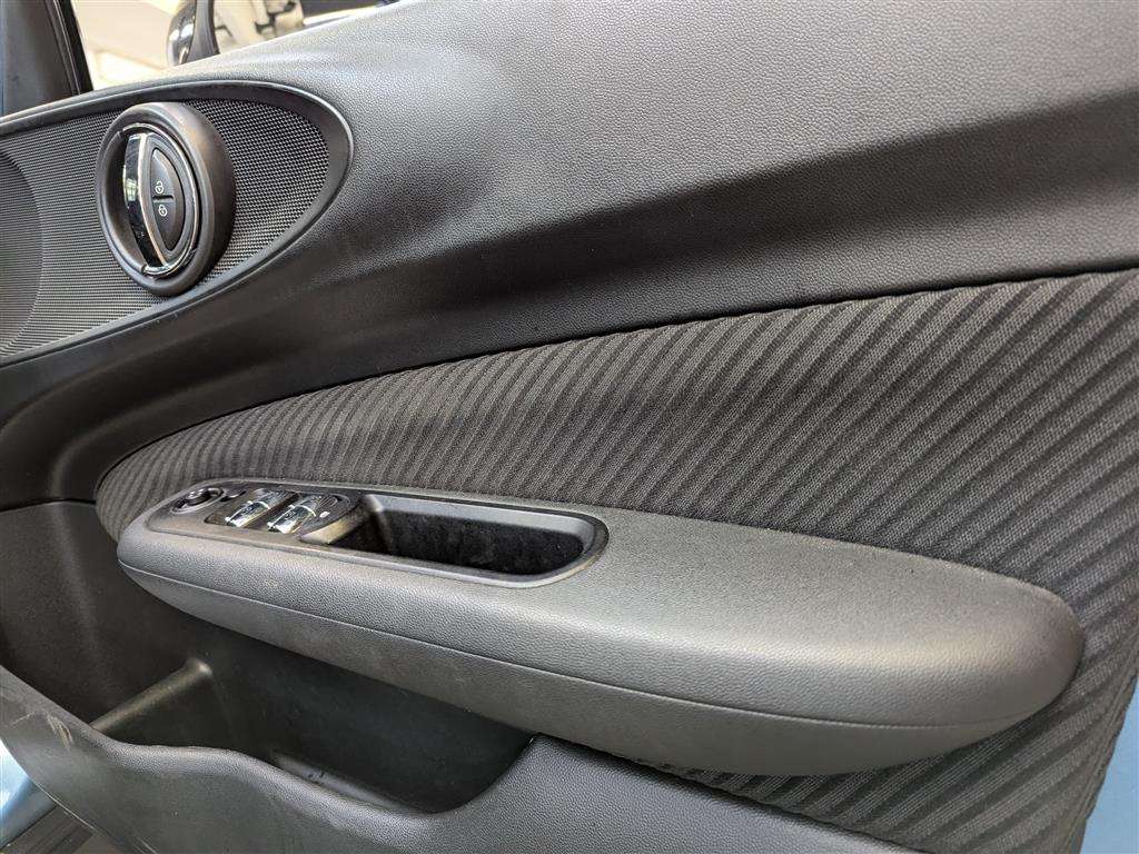 <p>2016 MINI CLUBMAN COOPER D AUTO</p>