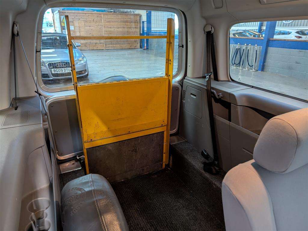 <p>2008 VOLKSWAGEN CADDY MAXI LIFE TDI SEMI-</p>