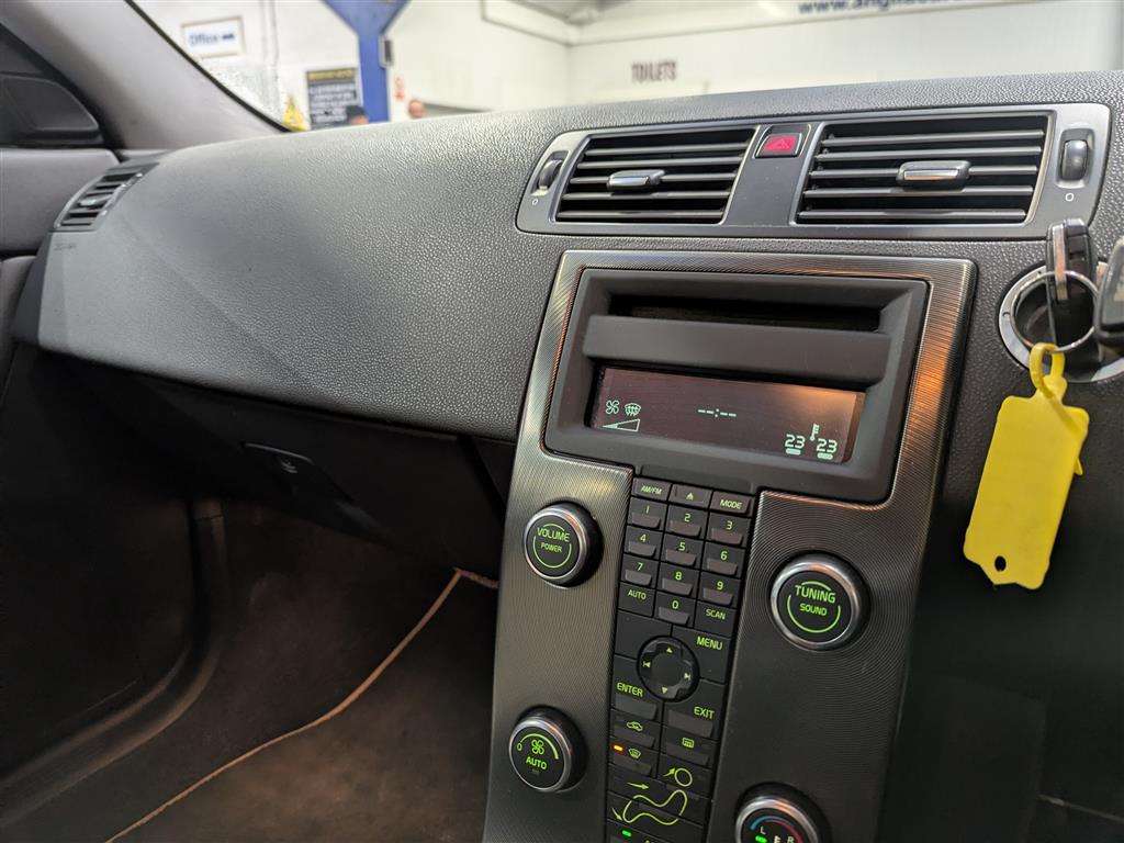 <p>2011 VOLVO S40 R-DESIGN D2</p>