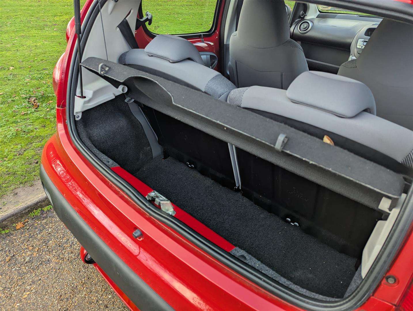 <p>2008 PEUGEOT 107 URBAN 844 MILES ONLY</p>