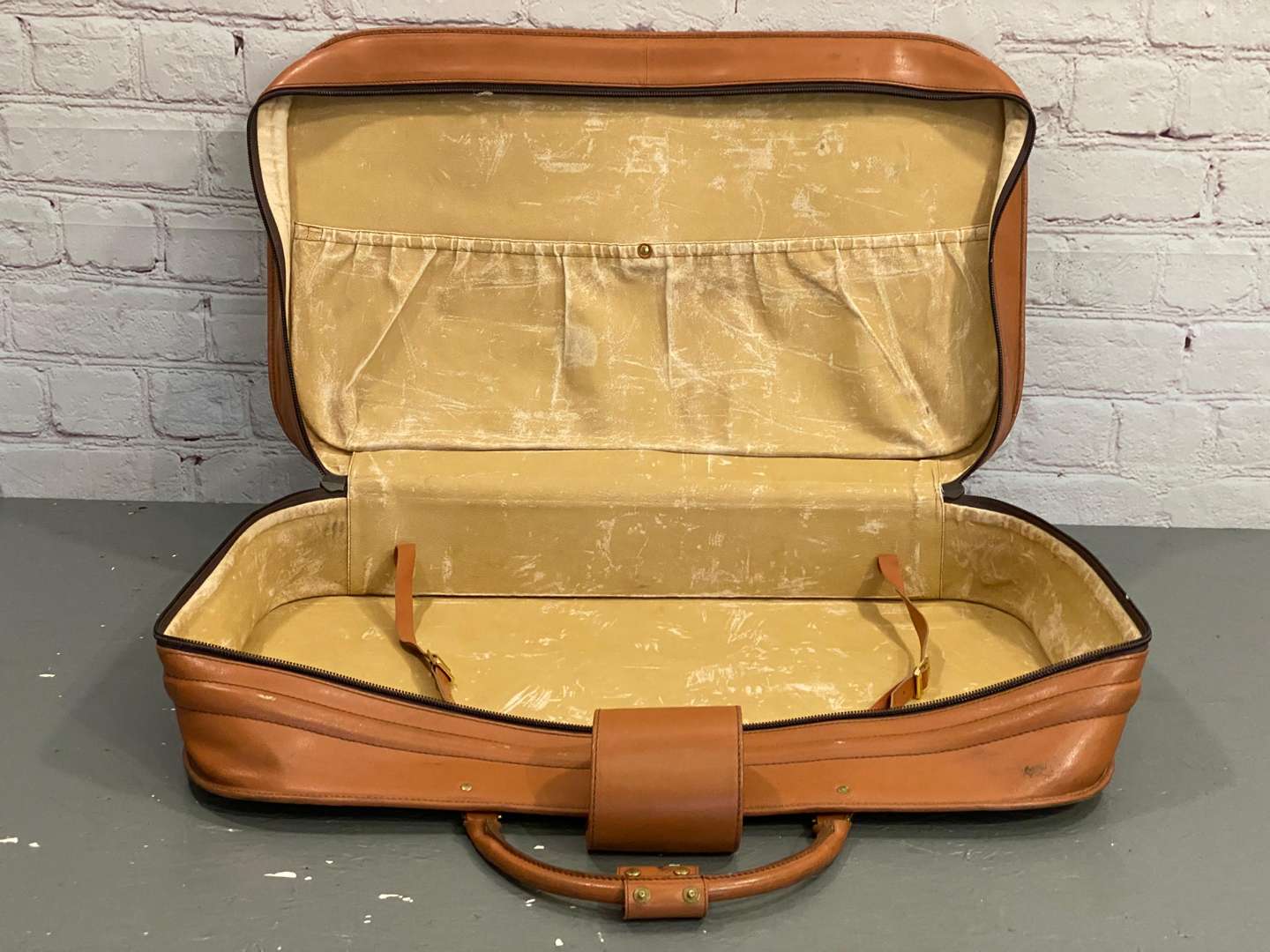 <p>FERRARI, &nbsp;“456”, 1980's stitched leather suitcase,</p>
