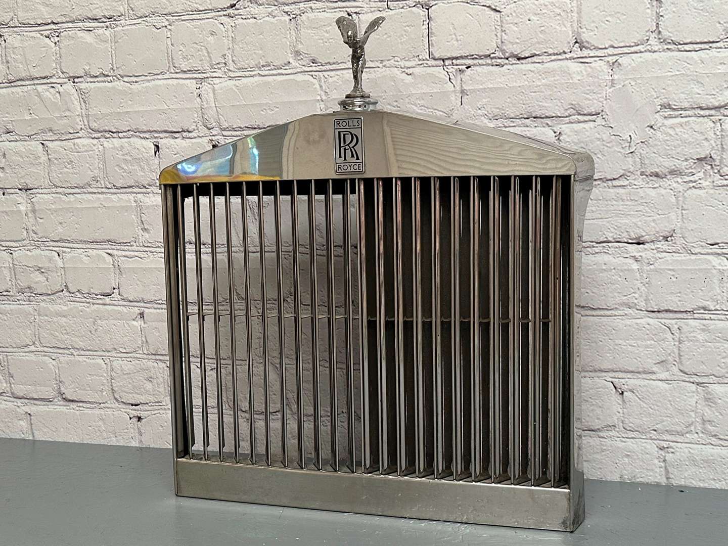 <p>ROLLS ROYCE, Silver Shadow, chrome grille and mascot</p>