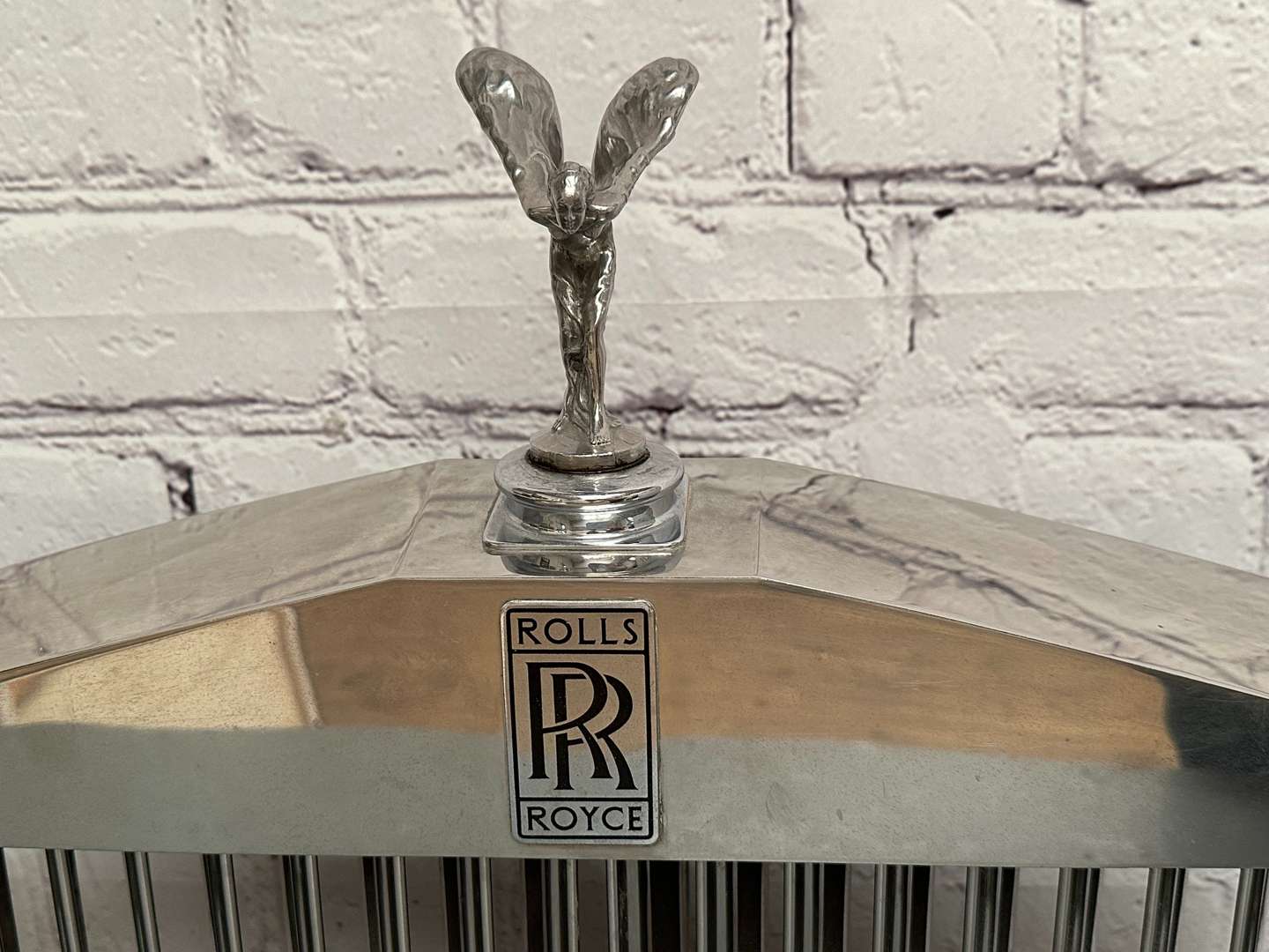 <p>ROLLS ROYCE, Silver Shadow, chrome grille and mascot</p>