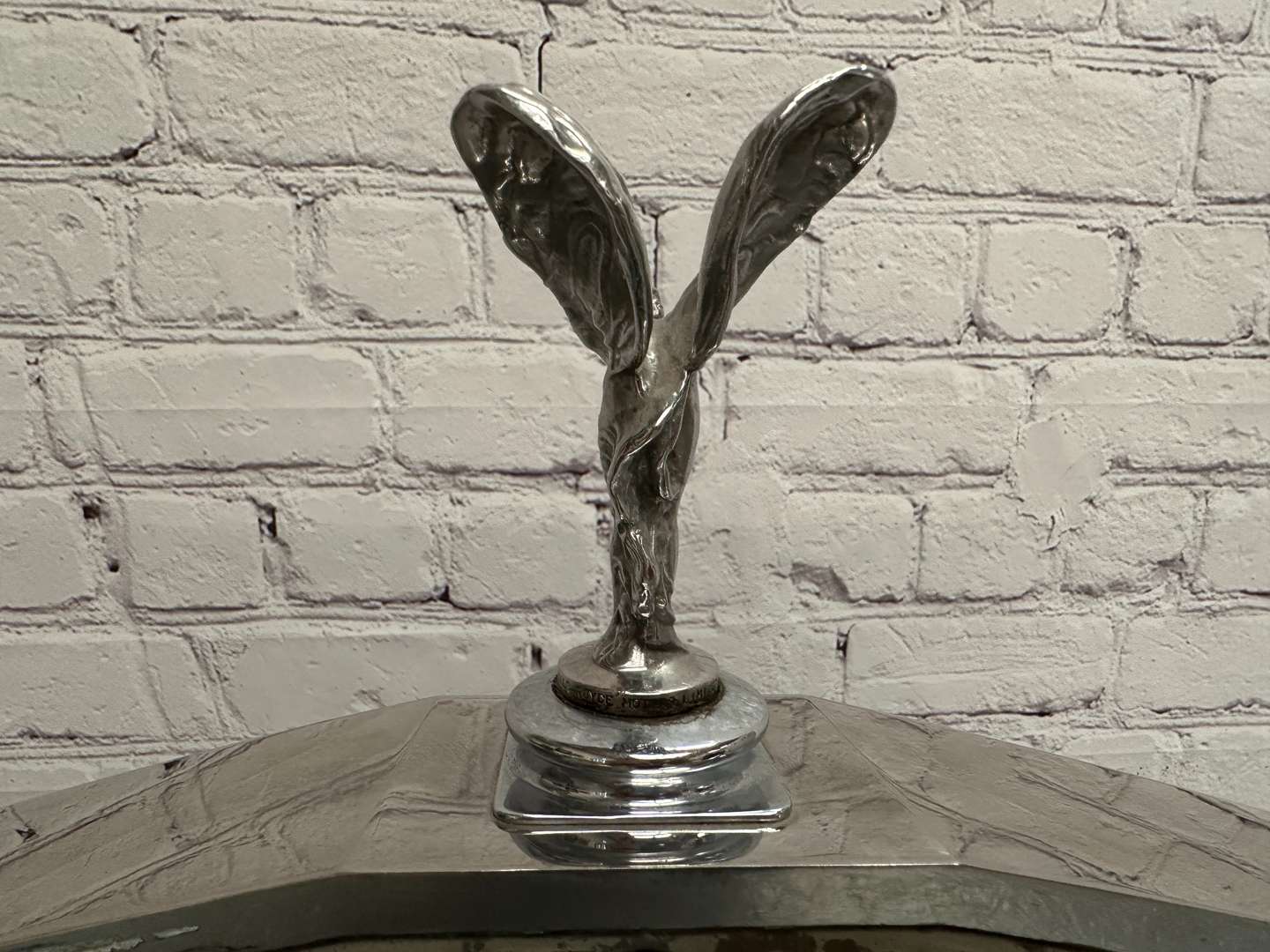 <p>ROLLS ROYCE, Silver Shadow, chrome grille and mascot</p>