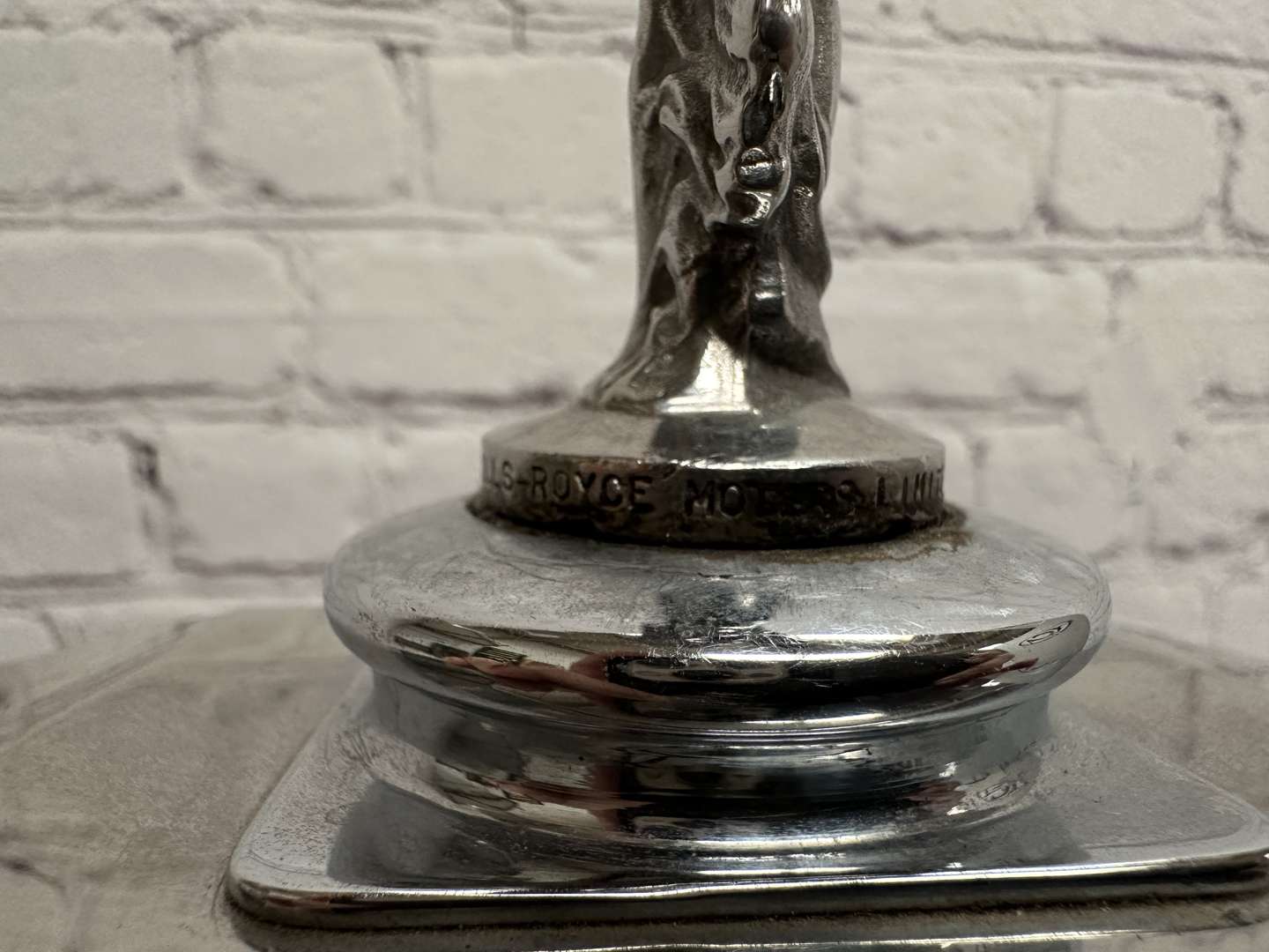 <p>ROLLS ROYCE, Silver Shadow, chrome grille and mascot</p>