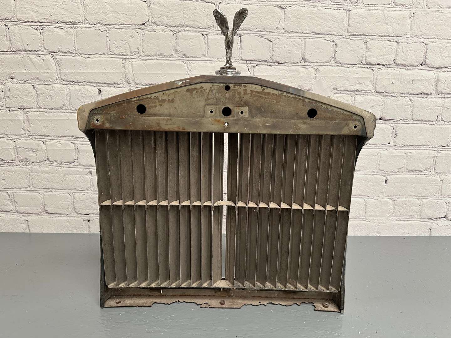 <p>ROLLS ROYCE, Silver Shadow, chrome grille and mascot</p>