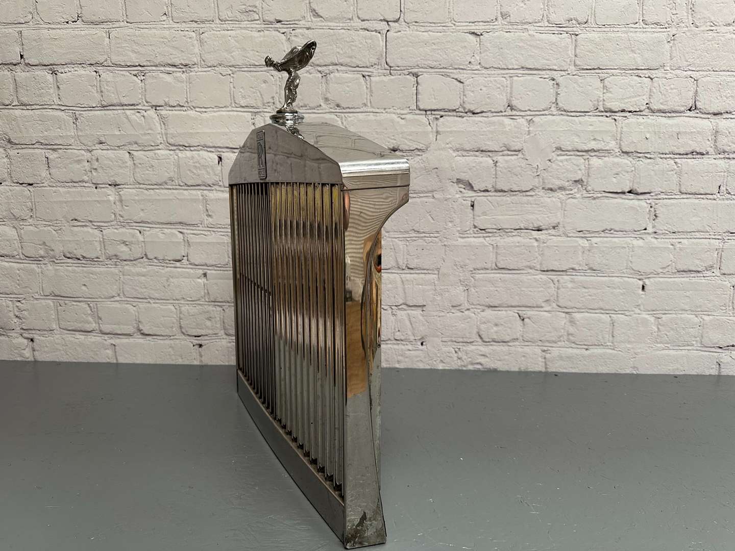 <p>ROLLS ROYCE, Silver Shadow, chrome grille and mascot</p>