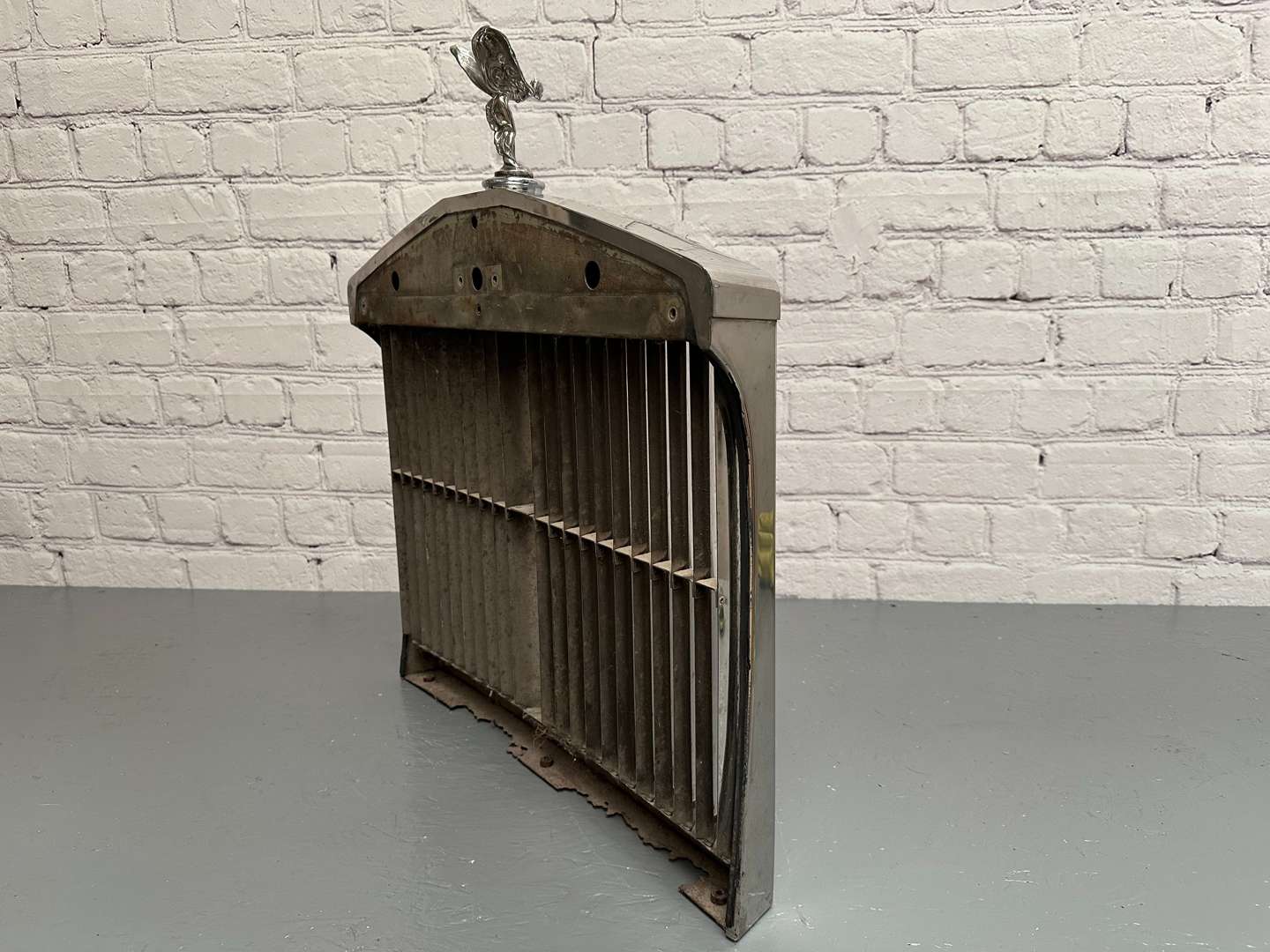 <p>ROLLS ROYCE, Silver Shadow, chrome grille and mascot</p>