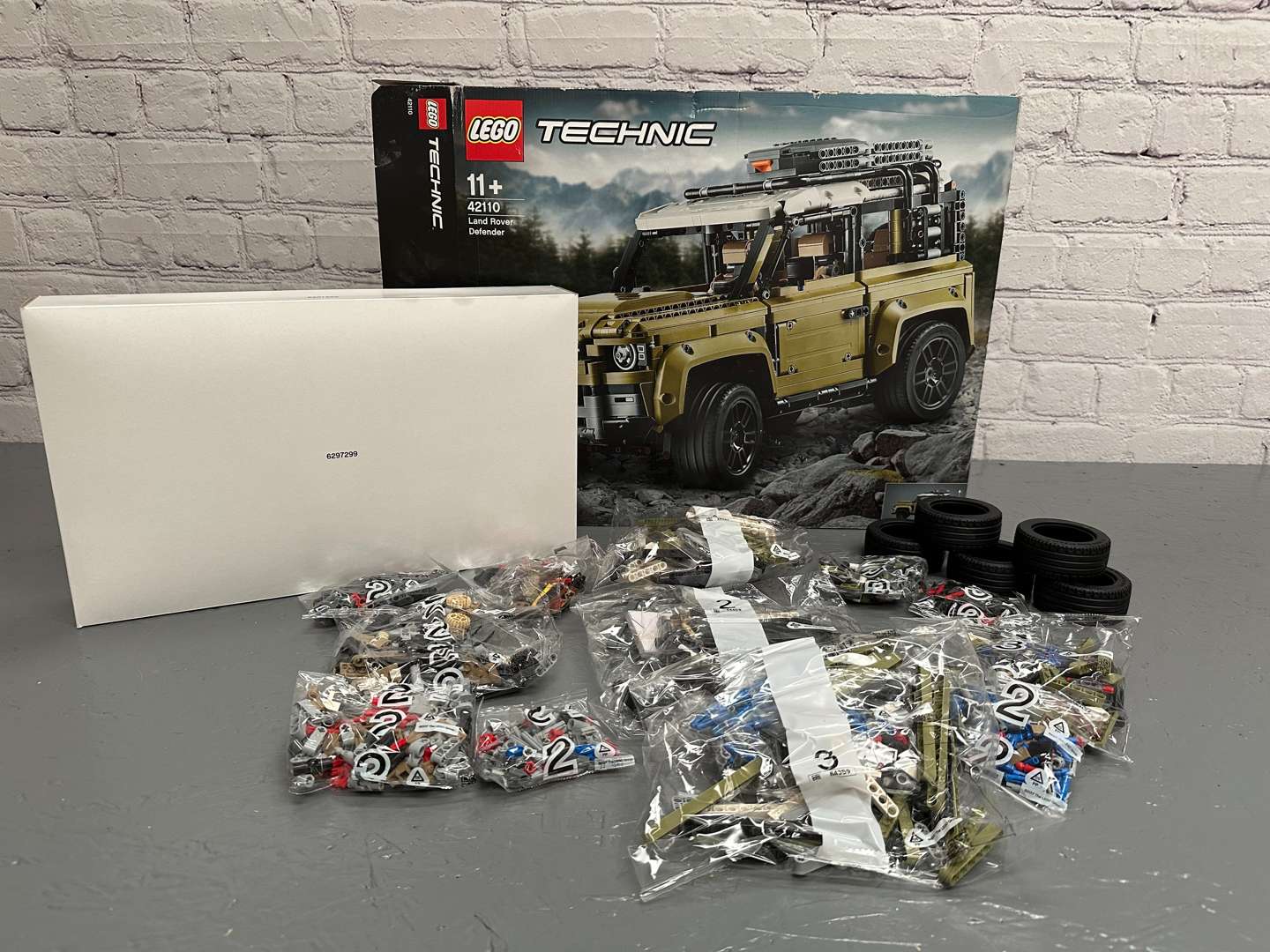 <p>LEGO, TECHNIC, Land Rover Defender 42110</p>