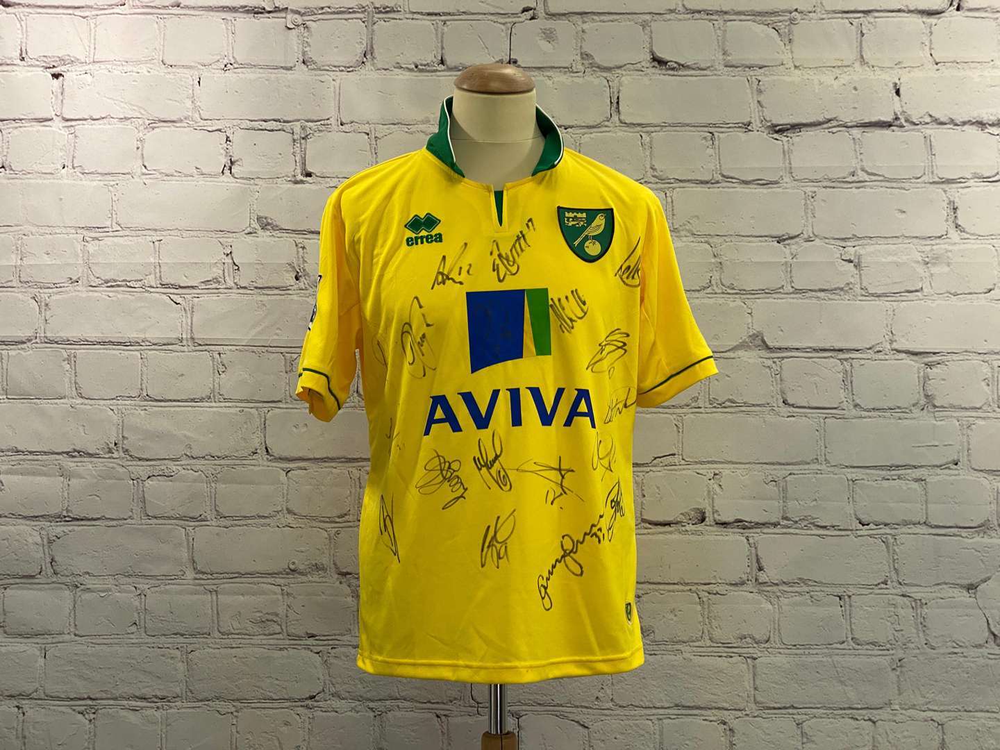<p>NORWICH CITY, Aviva, signed football shirt</p>