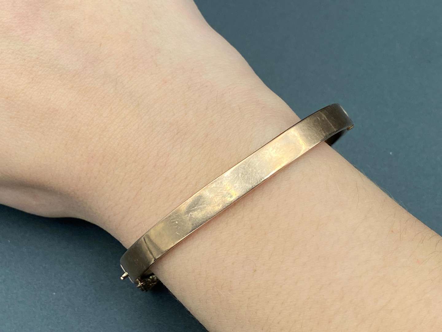 <p>9ct gold hinged oval bracelet,</p>