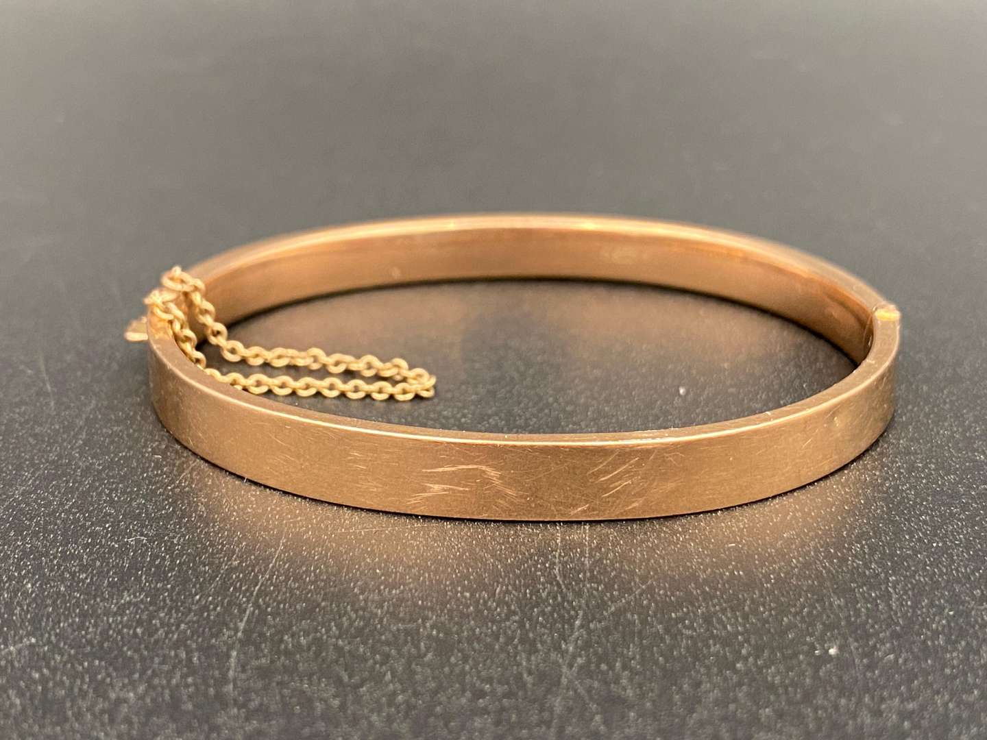 <p>9ct gold hinged oval bracelet,</p>