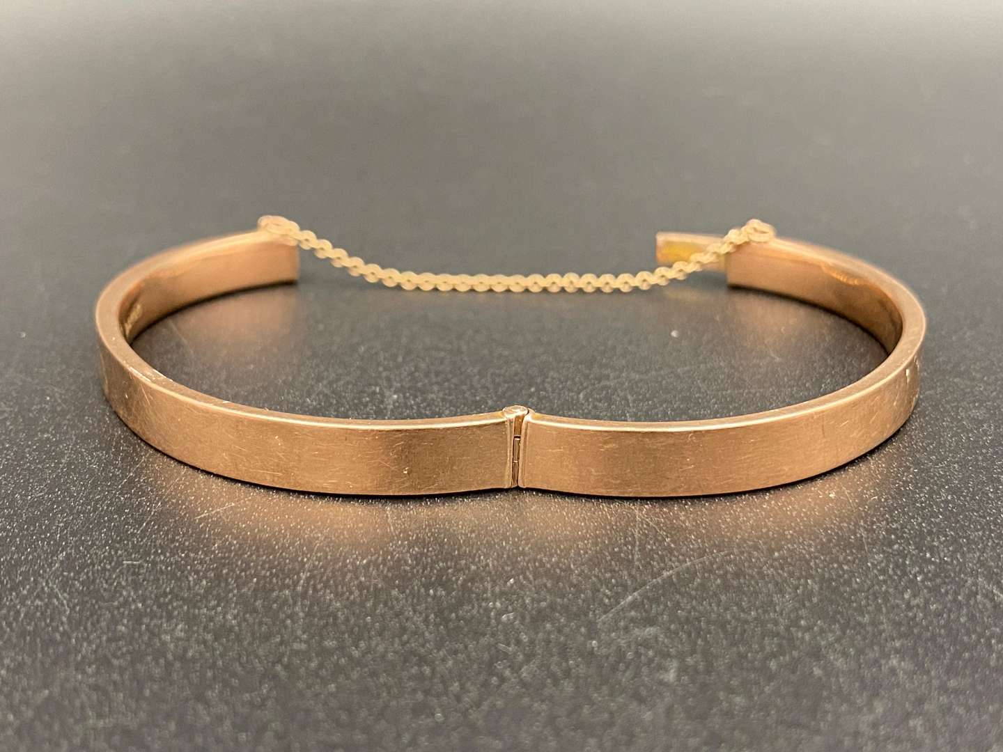 <p>9ct gold hinged oval bracelet,</p>