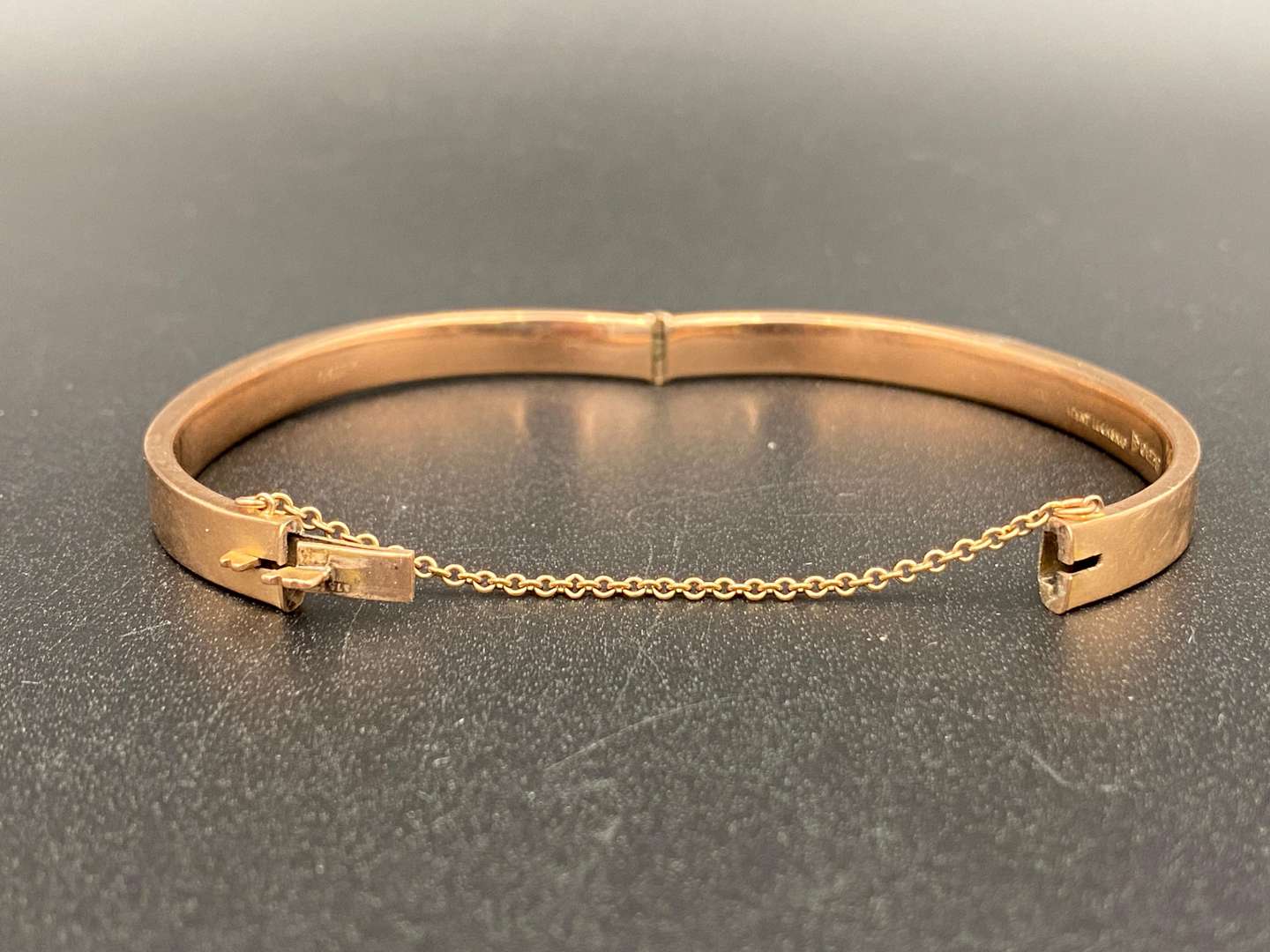 <p>9ct gold hinged oval bracelet,</p>