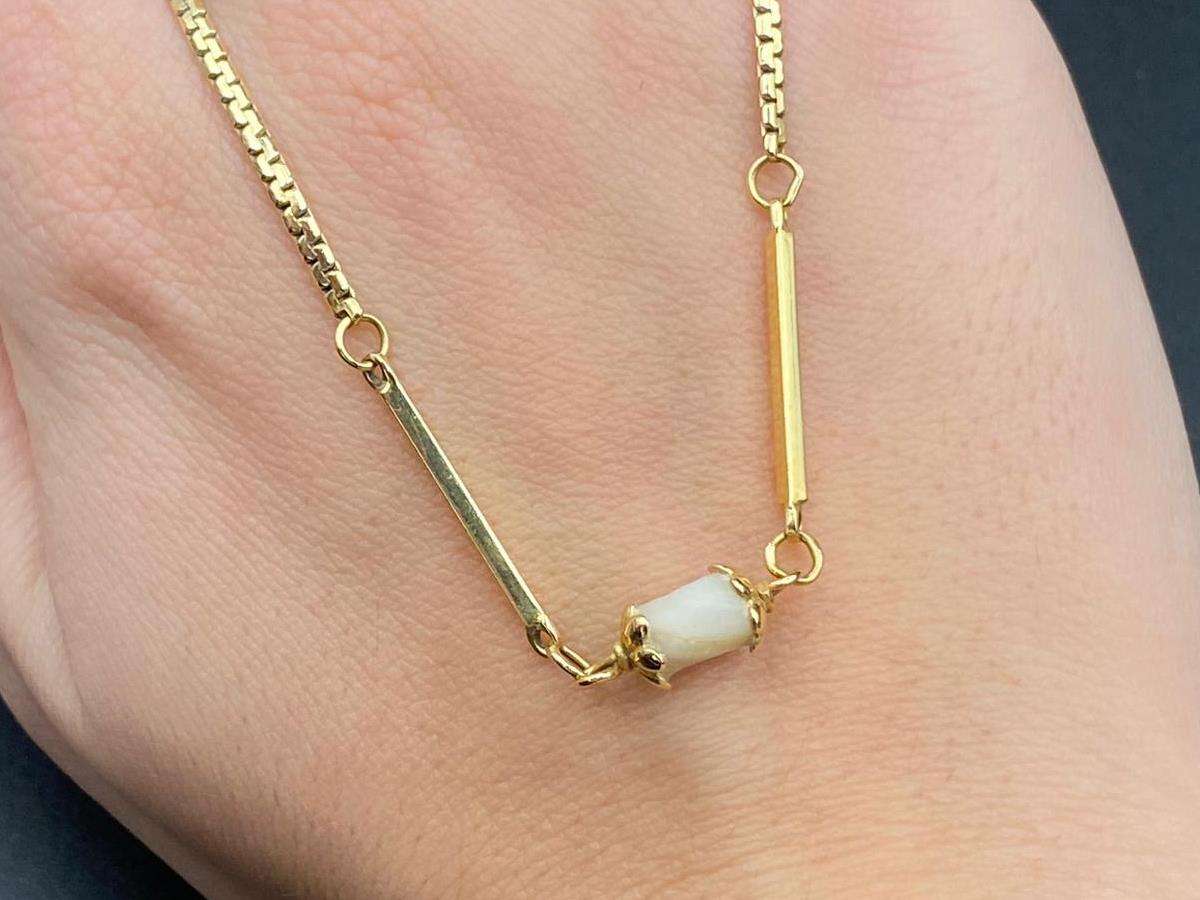 <p>A modern .750 & Mother of Pearl flat link necklace,</p>