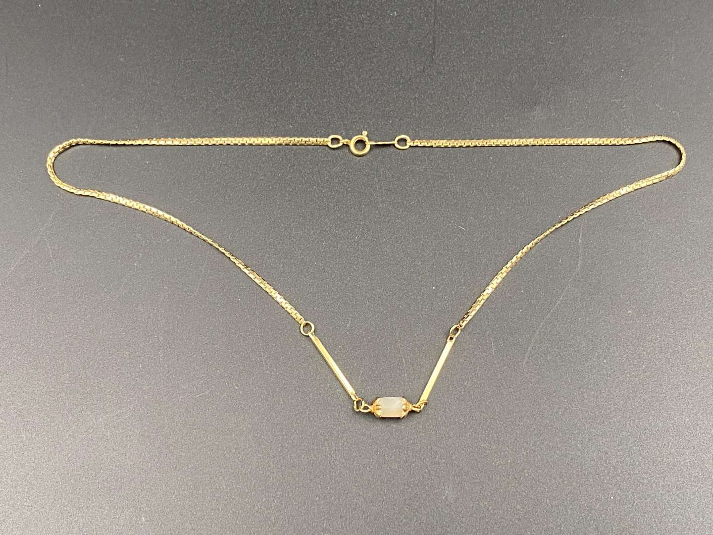 <p>A modern .750 & Mother of Pearl flat link necklace,</p>