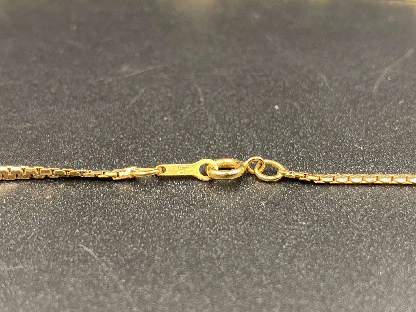 <p>A modern .750 & Mother of Pearl flat link necklace,</p>