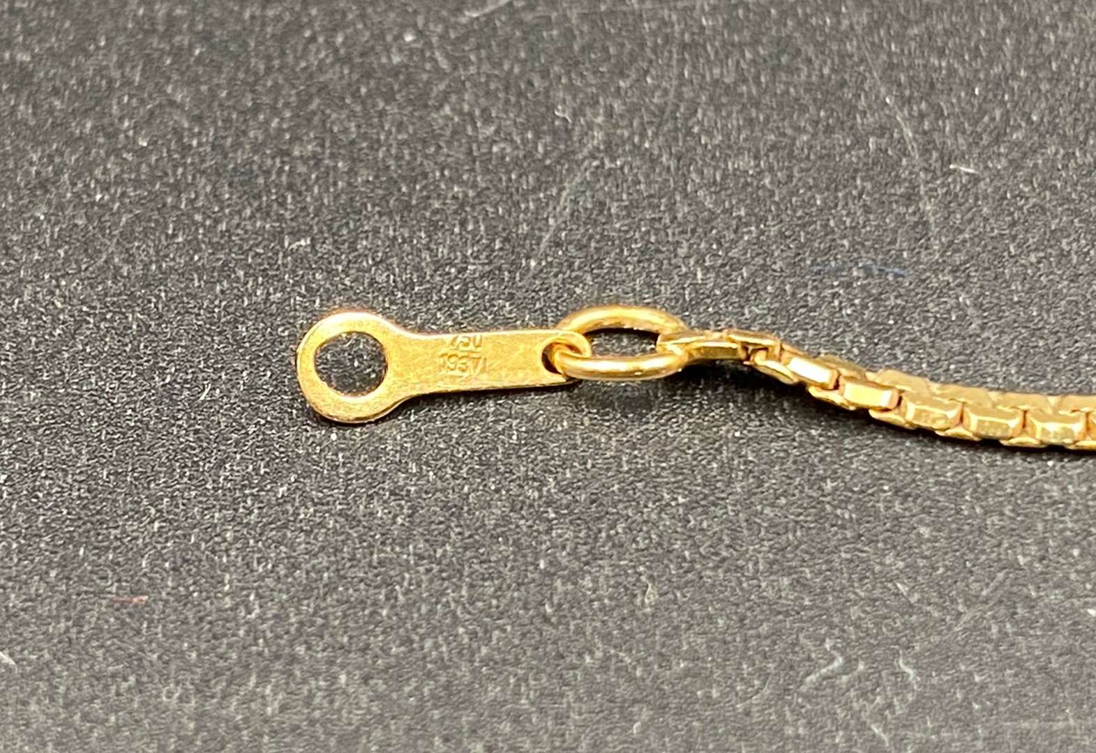 <p>A modern .750 & Mother of Pearl flat link necklace,</p>