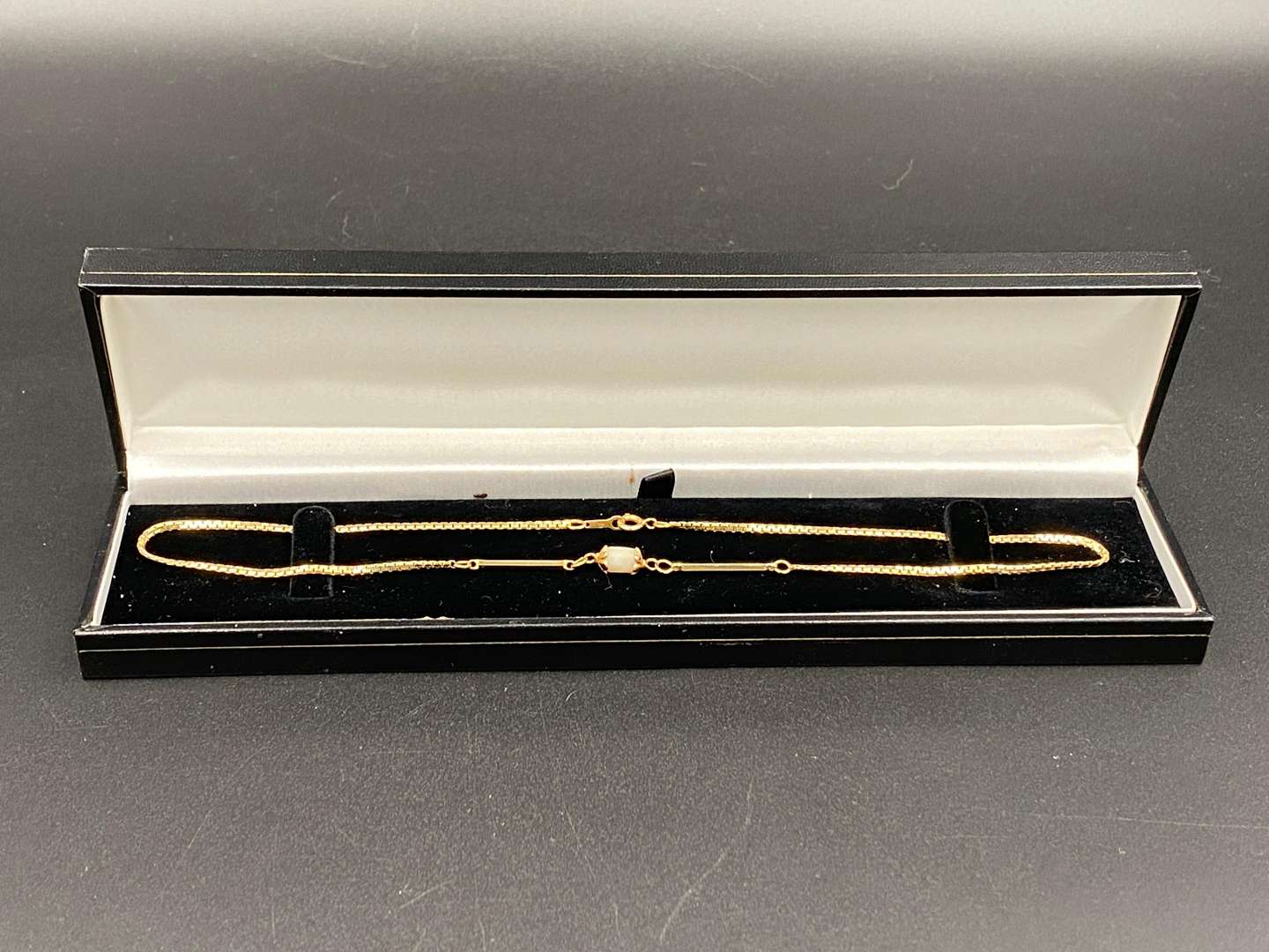 <p>A modern .750 & Mother of Pearl flat link necklace,</p>