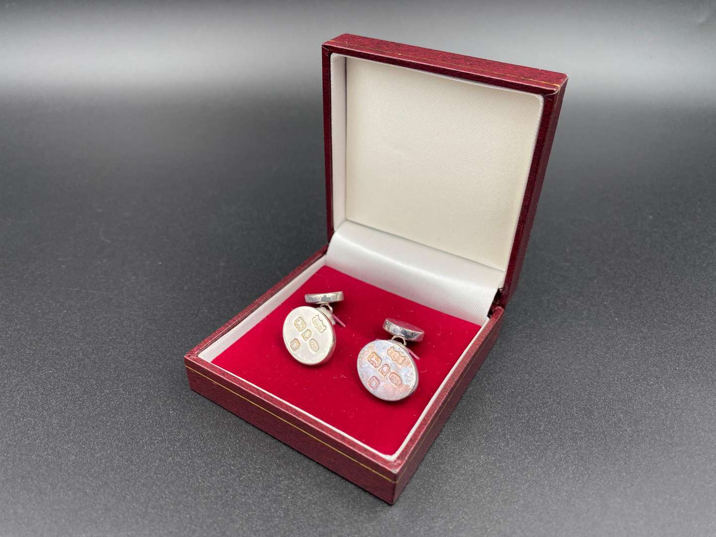 <p>Roberts & Doré, a cased pair of hallmarked silver cuff links,</p>