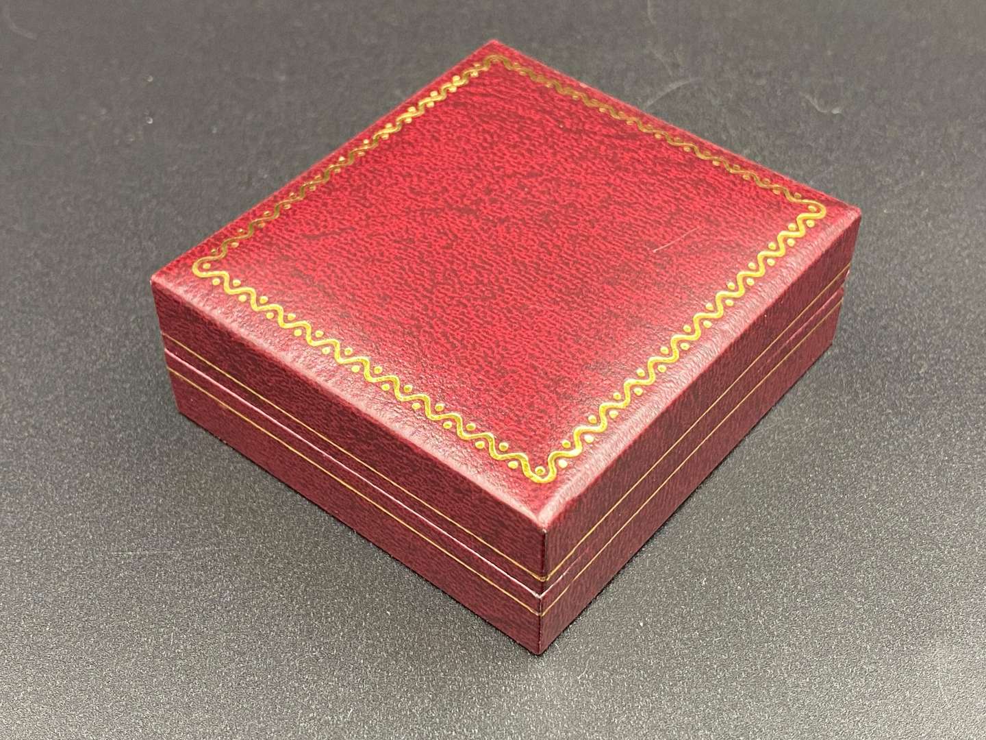 <p>Roberts & Doré, a cased pair of hallmarked silver cuff links,</p>